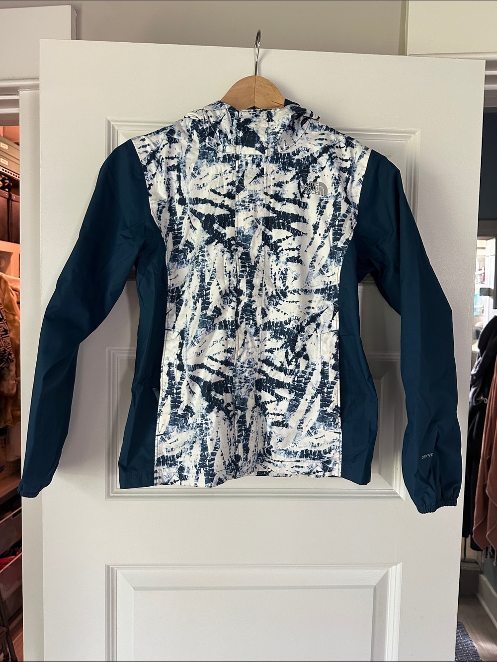 The North Face kids Blue & White Printed Windbreaker Jacket